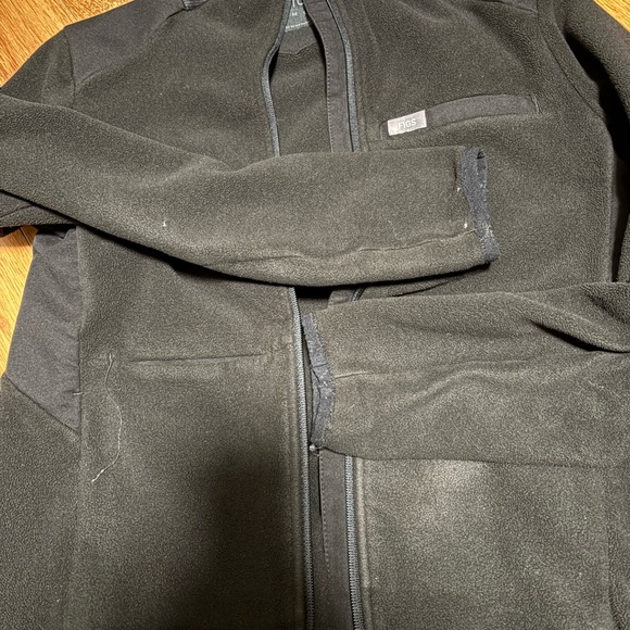 FIGS on shift fleece jacket XS in black color - Picture 3 of 9